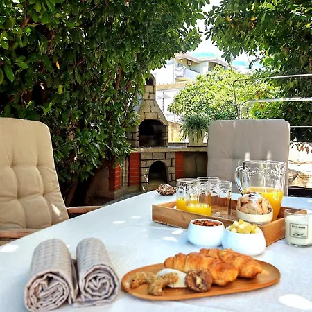 Mediterranean Garden Retreat Апартаменти