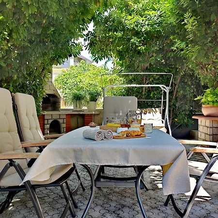 Mediterranean Garden Retreat 아파트 *