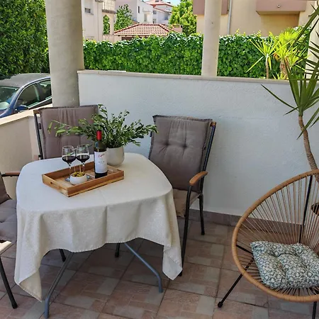 Mediterranean Garden Retreat 아파트 *